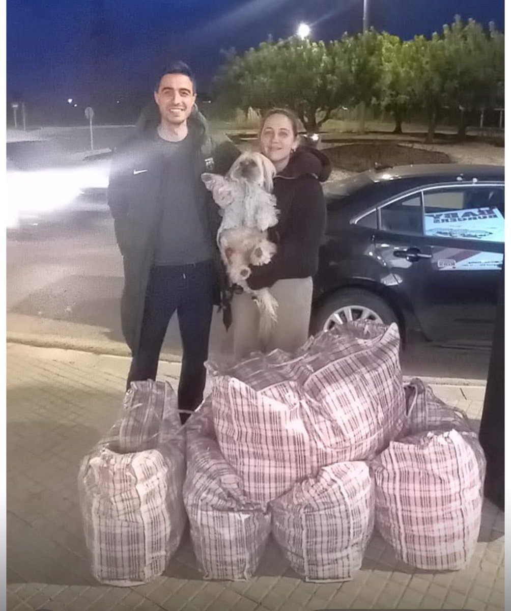 Cuando la Patria sufre, los cubanos más se unen. Médicos cubanos en Barcelona y otros patriotas residentes, entregaron en el Consulado donación de alimentos para lactantes y vestuario deportivo para el INDER. Gracias, la Patria os contempla orgullosa.
#Cuba