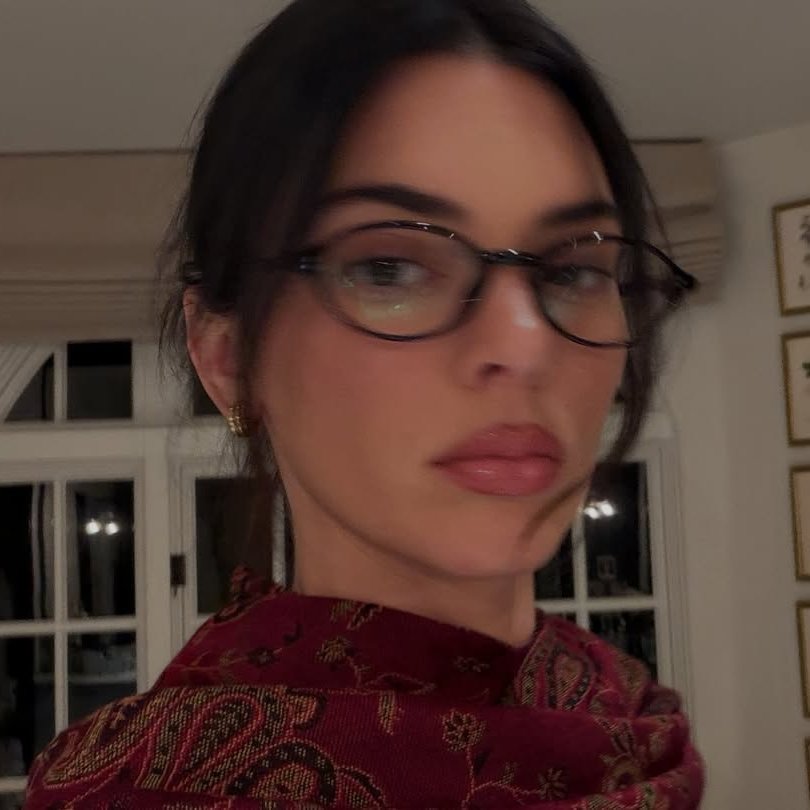 PopFestTR's tweet photo. Kendall Jenner, 2 ay sonra tekrar Sabahattin Ali'nin Kürk Mantolu Madonna kitabını paylaştı. https://t.co/MvNi6Ri2S3