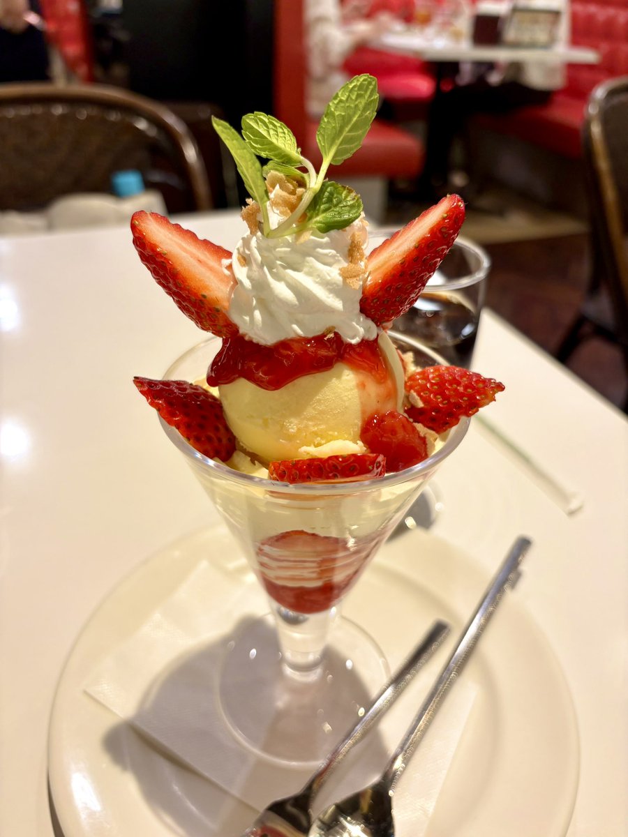 ご褒美：中村屋ダイニングのいちごパフェ