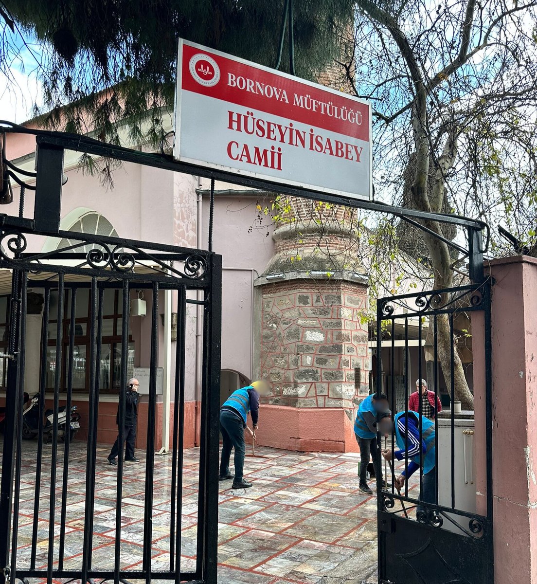 candeveci_'s tweet photo. Ramazan Ayı Öncesi Camiler Temizleniyor

İzmir Vakıflar Bölge Müdürlüğü, İzmir İlçe Müftülükleri ve İzmir Denetimli Serbestlik Müdürlüğü koordinasyonunda yürütülen kamu hizmeti çalışmaları kapsamında, İzmir genelinde 10 ilçede bulunan 17 camide kapsamlı temizlik faaliyetleri gerçekleştirildi.

Toplum yararını esas alan çalışma kapsamında toplam 14 personel ve 43 yükümlü aktif görev aldı. Program çerçevesinde yükümlüler, camilerin iç ve dış alanlarında temizlik, bakım ve düzenleme çalışmalarına katılarak cami ve ibadet mekânlarını yakından tanımış; cami kültürünü içselleştirmelerine, dini ve manevi bilinçlerinin güçlenmesine, toplumsal aidiyet ve sorumluluk duygularının gelişmesine katkı sağlamıştır.

Çalışmalar sırasında ibadet alanları, avlular, şadırvanlar, çevre düzenlemeleri ve ortak kullanım alanlarında detaylı temizlik işlemleri yapıldı. Böylece vatandaşların daha sağlıklı ve temiz ortamlarda ibadet etmeleri hedeflendi. Faaliyetler, belirlenen plan ve program doğrultusunda titizlikle yürütüldü.

Bu faaliyetlerin ramazan ayı boyunca devam etmesi hedeflenmektedir.

@ctekurumsal 
@izmirvaliligi 
@huseyinsk23 
@aliyeldann 
@izmirdsm