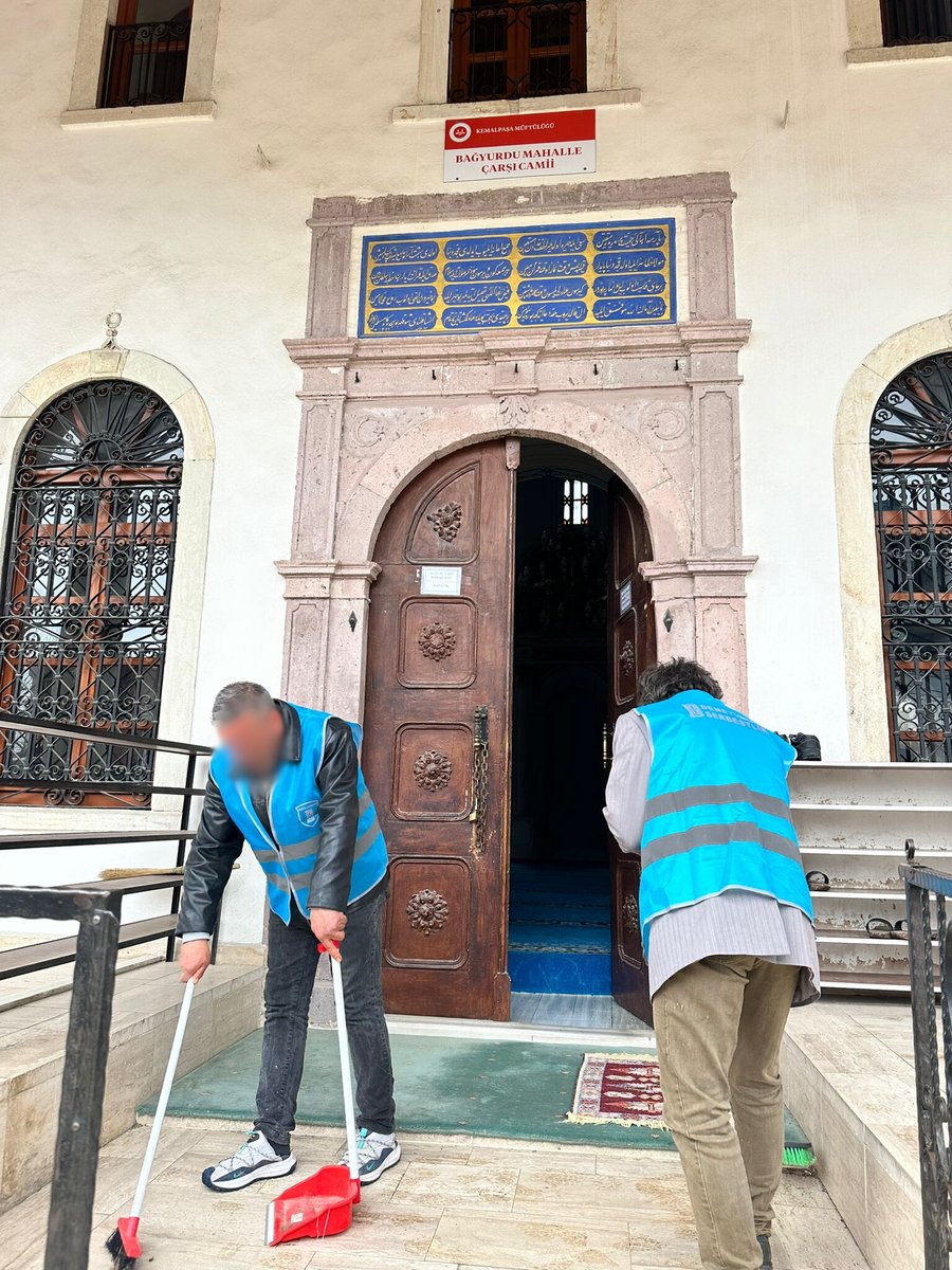 candeveci_'s tweet photo. Ramazan Ayı Öncesi Camiler Temizleniyor

İzmir Vakıflar Bölge Müdürlüğü, İzmir İlçe Müftülükleri ve İzmir Denetimli Serbestlik Müdürlüğü koordinasyonunda yürütülen kamu hizmeti çalışmaları kapsamında, İzmir genelinde 10 ilçede bulunan 17 camide kapsamlı temizlik faaliyetleri gerçekleştirildi.

Toplum yararını esas alan çalışma kapsamında toplam 14 personel ve 43 yükümlü aktif görev aldı. Program çerçevesinde yükümlüler, camilerin iç ve dış alanlarında temizlik, bakım ve düzenleme çalışmalarına katılarak cami ve ibadet mekânlarını yakından tanımış; cami kültürünü içselleştirmelerine, dini ve manevi bilinçlerinin güçlenmesine, toplumsal aidiyet ve sorumluluk duygularının gelişmesine katkı sağlamıştır.

Çalışmalar sırasında ibadet alanları, avlular, şadırvanlar, çevre düzenlemeleri ve ortak kullanım alanlarında detaylı temizlik işlemleri yapıldı. Böylece vatandaşların daha sağlıklı ve temiz ortamlarda ibadet etmeleri hedeflendi. Faaliyetler, belirlenen plan ve program doğrultusunda titizlikle yürütüldü.

Bu faaliyetlerin ramazan ayı boyunca devam etmesi hedeflenmektedir.

@ctekurumsal 
@izmirvaliligi 
@huseyinsk23 
@aliyeldann 
@izmirdsm