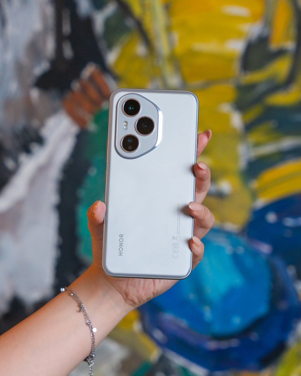 Honor_NZ's tweet photo. Turn your photos into magic. ✨
The HONOR 400 Pro's AI Eraser lets you remove photobombers with a single tap. Plus, AI Image-to-Video turns your stills into cinematic clips.
At Noel Leeming &amp; Harvey Norman (selected stores &amp; online).
#HONOR400Pro
#HONOR #HONORNZ https://t.co/dLX2tMVzFE