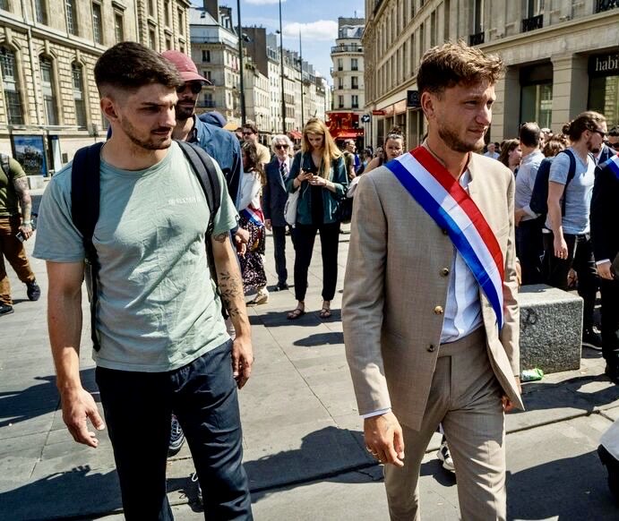 🚨 🇫🇷 ALERTE INFO : Jacques-Élie Favrot, assistant parlementaire de Raphaël Arnault (LFI), est en garde à vue pour HOMICIDE VOLONTAIRE sur Quentin Deranque.  

Les enquêteurs l'ont identifié sur vidéo comme ayant porté des coups mortels.  
La justice avance enfin ! ⚖️