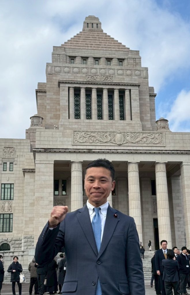 izumi_kashiwa's tweet photo. 本日は初当院日。柏の葉倫理法人会での講演後、国会議事堂でバッジを受け取り、当院のボタンを押しました。その後、両院議員総会、代議士会を経て、午後の本会議で高市総理を第105代内閣総理大臣に、同じ千葉県の森英介衆議院議員を第81代衆議院議長に選出しました。これから日本と柏のために、全力で働いて、働いて、働いて参ります！

なお、部屋は、衆議院第一議員会館の309号室となりました。議員宿舎は借りず、公務がある日は、大好きな柏の自宅から電車で国会に通う予定です！

#松本いずみ
#千葉8区