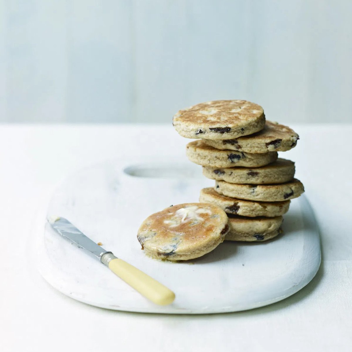 DeliaOnline's tweet photo. Recipe of the Day:  Welsh Cakes⁠
⁠
🏴󠁧󠁢󠁷󠁬󠁳󠁿 Dydd Gŵyl Dewi Hapus or Happy St David’s Day. ⁠
⁠
To celebrate, our recipe of the day has to be Welsh Cakes. ⁠
https://t.co/JSTdhLRh5A
⁠
#recipeoftheday #StDavidsDay #welshcakes #welshrecipes #glutenfreerecipes #cakes  #DeliaSmith ⁠ https://t.co/6GVSOyJFXG