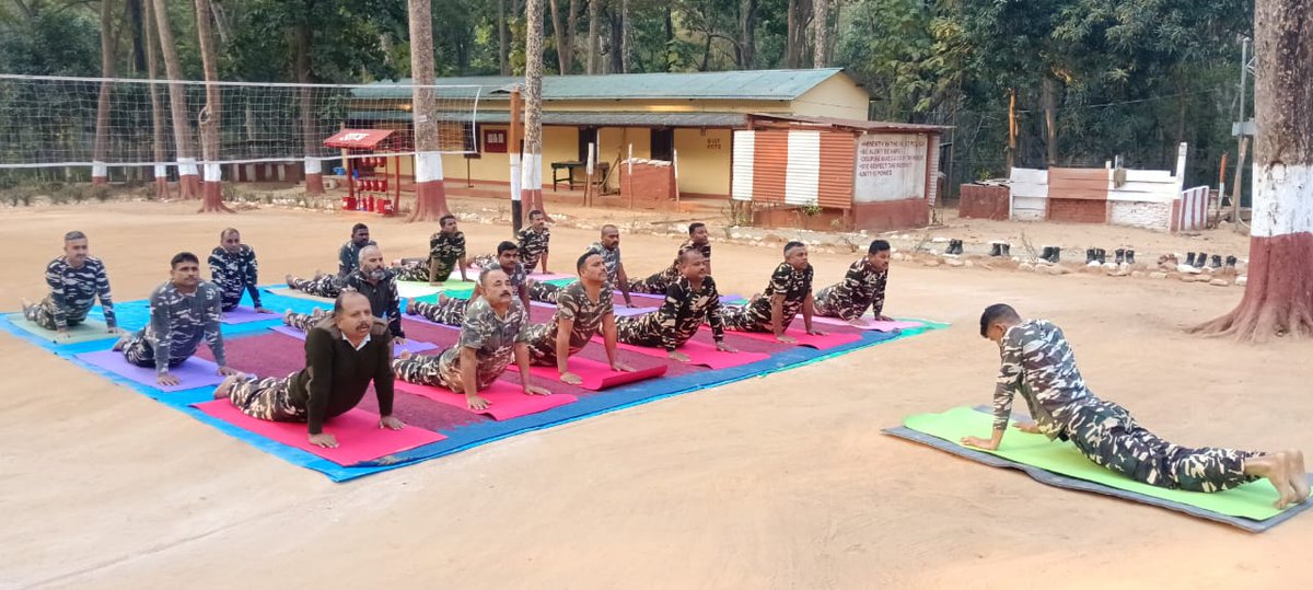 9BnSSB_INDIA's tweet photo. "योग से ताकत, देश से लगाव!”
9वीं वाहिनी, सशस्त्र सीमा बल, बलरामपुर की सीमा चौकी में जवानों ने योग अभ्यास कर शारीरिक और मानसिक शक्ति बढ़ाई।
#SSB_INDIA
#SSBFTRLUCKNOW
#SSBSHQGKP
#YogaForStrength
#FitAndAlert
#BorderHeroes
#NationFirst
#ProudSSB https://t.co/4NeAj6liQm