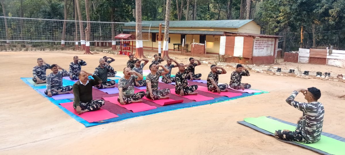 9BnSSB_INDIA's tweet photo. "योग से ताकत, देश से लगाव!”
9वीं वाहिनी, सशस्त्र सीमा बल, बलरामपुर की सीमा चौकी में जवानों ने योग अभ्यास कर शारीरिक और मानसिक शक्ति बढ़ाई।
#SSB_INDIA
#SSBFTRLUCKNOW
#SSBSHQGKP
#YogaForStrength
#FitAndAlert
#BorderHeroes
#NationFirst
#ProudSSB https://t.co/4NeAj6liQm