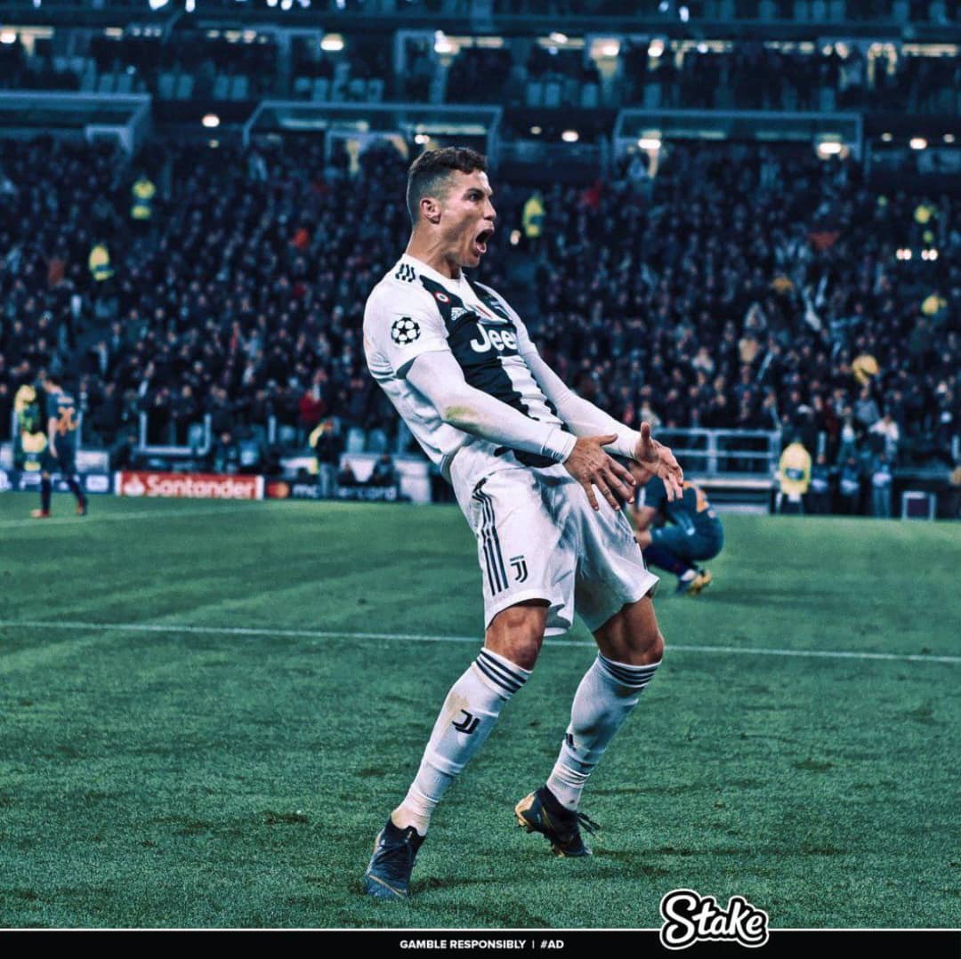 Mechi ya Santiago kanafunga halafu kanashangilia hv mtaenda kulilia ureno😀😀