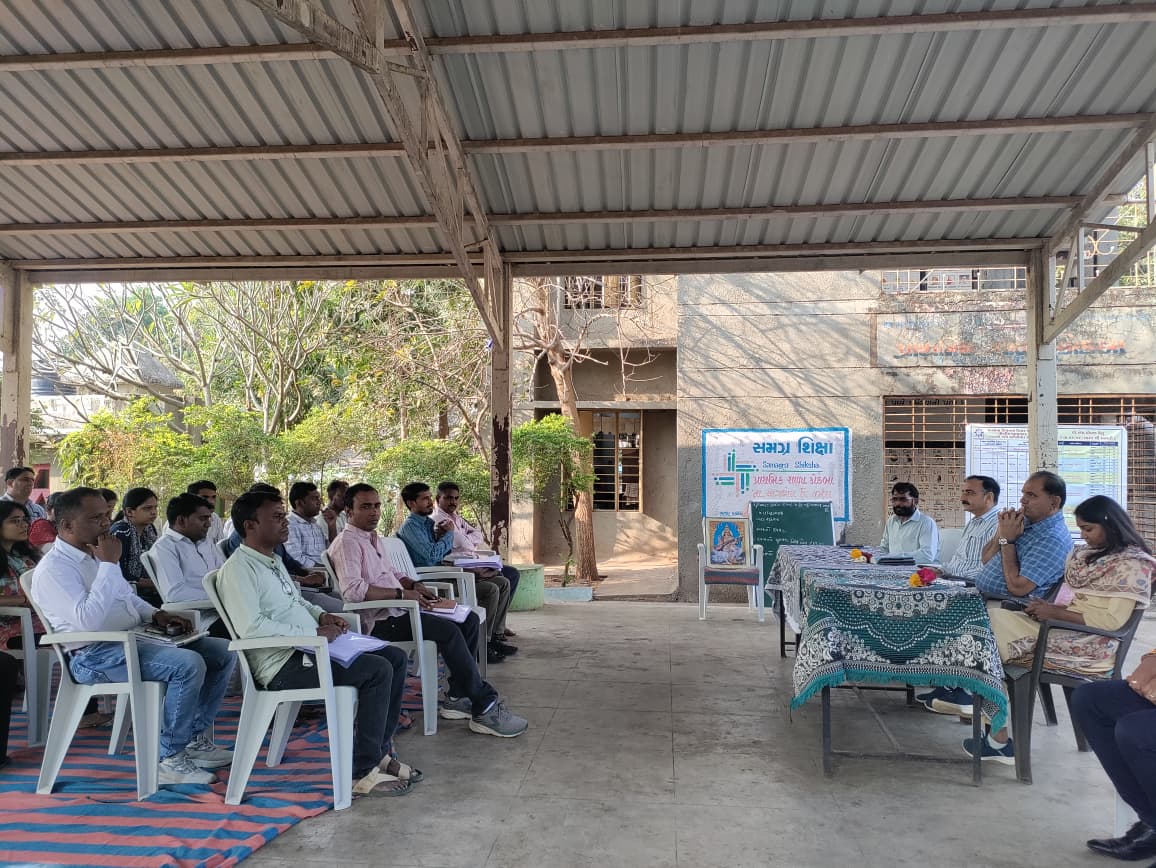 SDMDediyapada's tweet photo. તારીખ ૧3/૦૨/૨૦૨૬ ના રોજ સાગબારા તાલુકાના કોડબા ગામે REDUCING MULTIDIMENSIONAL POVERTY INDEX SURVYE માટે માન. ઇ.ચા. કલેક્ટરશ્રી અને  જિલ્લા વિકાસ અધિકારી નર્મદા સાથે રહી ગામ મુલાકાત કરી. https://t.co/LDvTKKxMnX