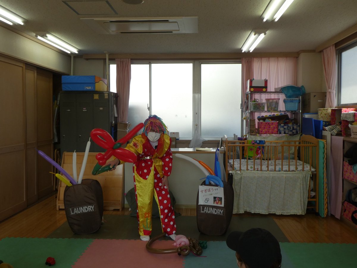 sugibou7's tweet photo. 13日(金)は、今成保育園のつどいの広場(0〜3歳児の親子)に行き、バルーンのショーをし、その後みんなで作品を作って、遊びました〜‼️
みんなに喜んで貰えたので、良かった〜〜〜😄

#今成保育園　#つどいの広場　#バルーンアート　#バルーンショー    #すぎぼう　#川越 https://t.co/X0gjD7mV8T