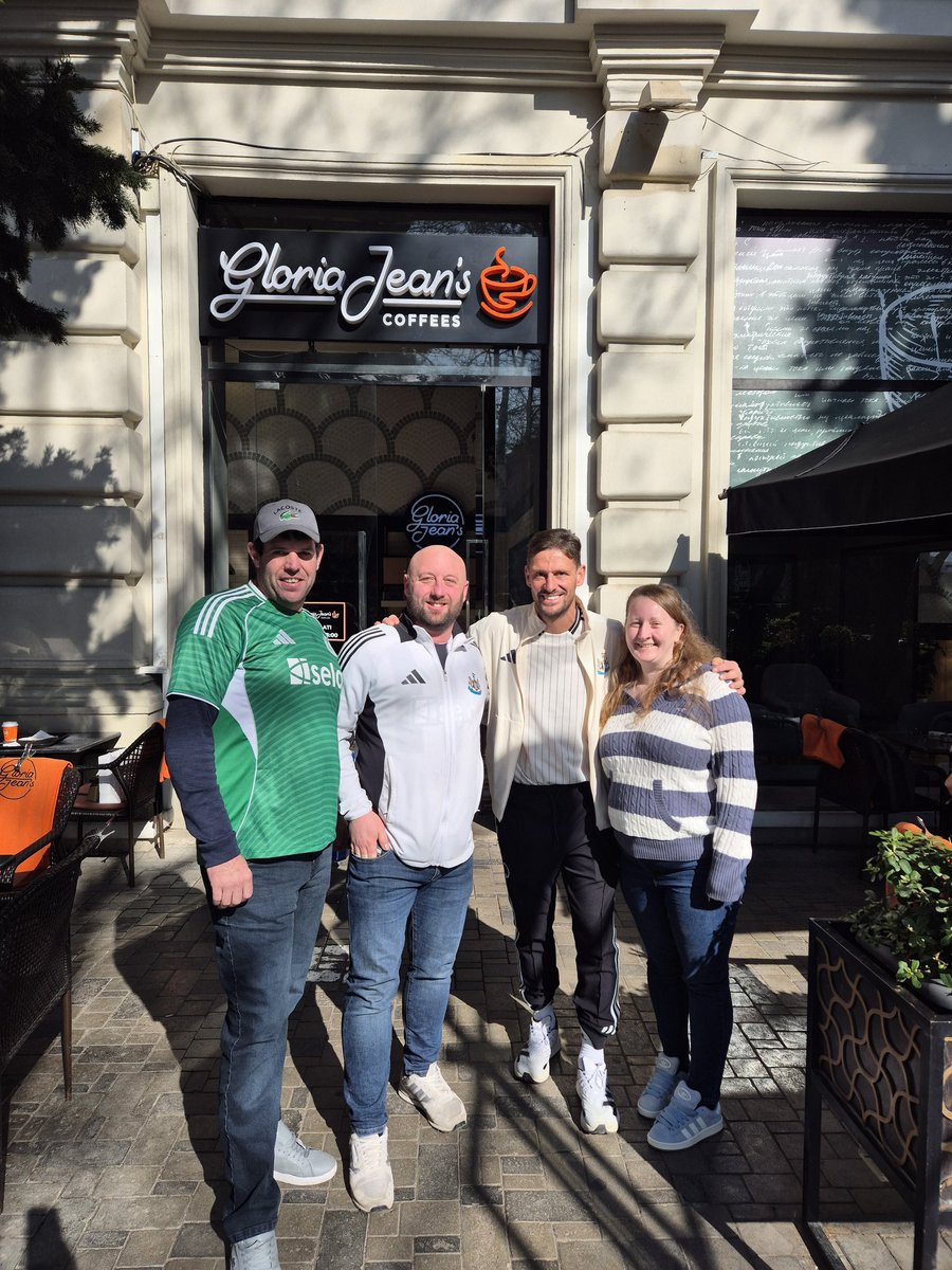 dazz84nufc's tweet photo. Bumping into JT in the streets of baku ⚫️⚪️⚫️⚪️⚫️⚪️ #nufc https://t.co/SlNWS6bFNN