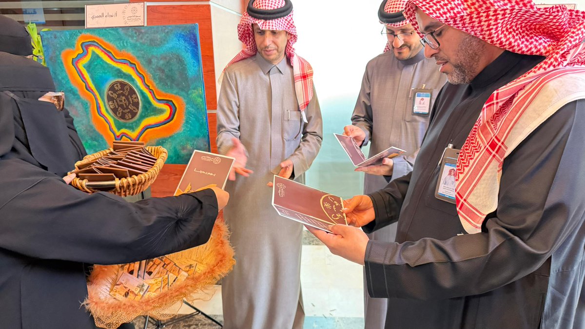 MOE_ARP's tweet photo. #صور | 
ضمن فعاليات الاحتفاء بذكرى #يوم_التأسيس ، نظّمت الإدارة العامة للتعليم ف�� منطقة عسير معرضاً فنياً اشتمل على أعمال ولوحات فنية بتقنية تغيّر الألوان بالحرارة، قد��متها معلمات التربية الفنية، بما يعكس الهوية الوطنية وروح #يوم_بدينا .
#وزارة_التعليم | #تعليم_عسير https://t.co/Ykp0wYFgVd