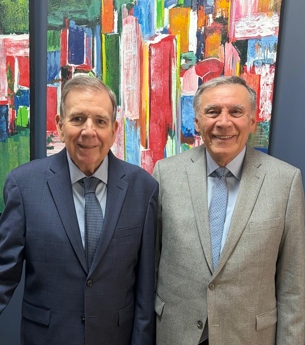 Me reuní con el expresidente Jamil Mahuad, con quien intercambié reflexiones sobre las lecciones que dejan las crisis políticas y económicas en nuestra región.

Las transiciones son momentos delicados. Exigen liderazgo, serenidad y un compromiso firme con el orden constitucional,