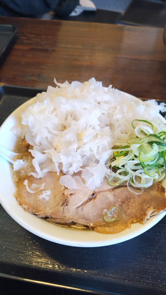 ComJasu's tweet image. 今日のお昼は東根市の 
#二代目 #高橋商店
#中華そば ですっ！
#白キクラゲ
#海苔
#チーズ
トッピングは様々
#ラーメン好きと繫がりたい
恐らく、8年振りの訪問かな？
大変美味しかったです！🙌
御馳走様でしたっ！🙌