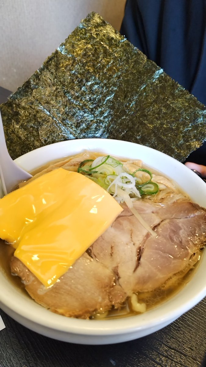 ComJasu's tweet image. 今日のお昼は東根市の 
#二代目 #高橋商店
#中華そば ですっ！
#白キクラゲ
#海苔
#チーズ
トッピングは様々
#ラーメン好きと繫がりたい
恐らく、8年振りの訪問かな？
大変美味しかったです！🙌
御馳走様でしたっ！🙌