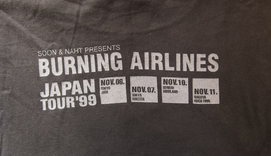 Lantern_Parade's tweet photo. バンドTシャツの流行。これはバーニングエアラインズT。初来日はジャムとシェルター両方行って、シェルターはMDウォークマンで結構良い録音できたけど、もうプレイヤーがなくて聴けないので悲しい。ミーハーなのでJロビンズさんと一緒に写真を撮ってもらいました。 https://t.co/uKFSuhJaNF