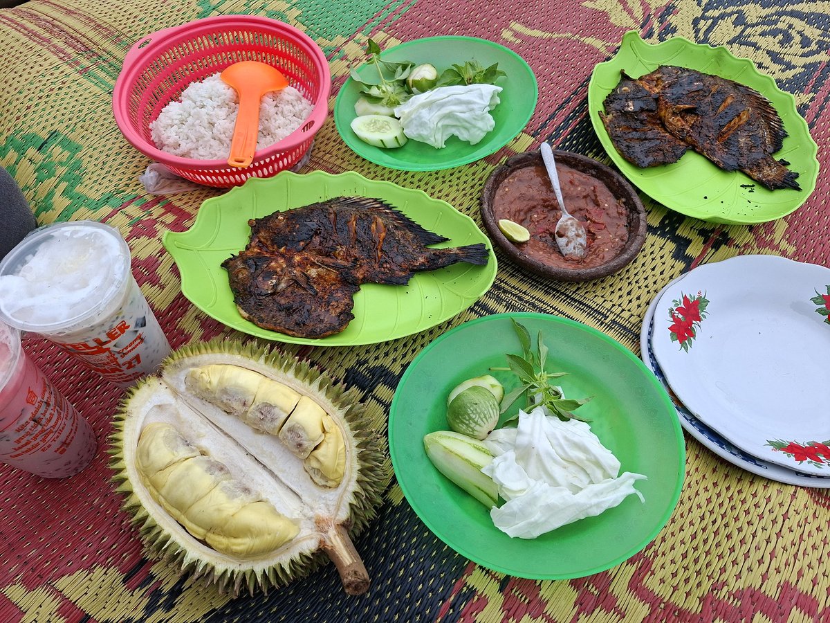 closingan sebelum puasa 🫨 itu duren ada 2 biji, yg satu dah abes sebelum mam 🤤 pulang² mabuk duren