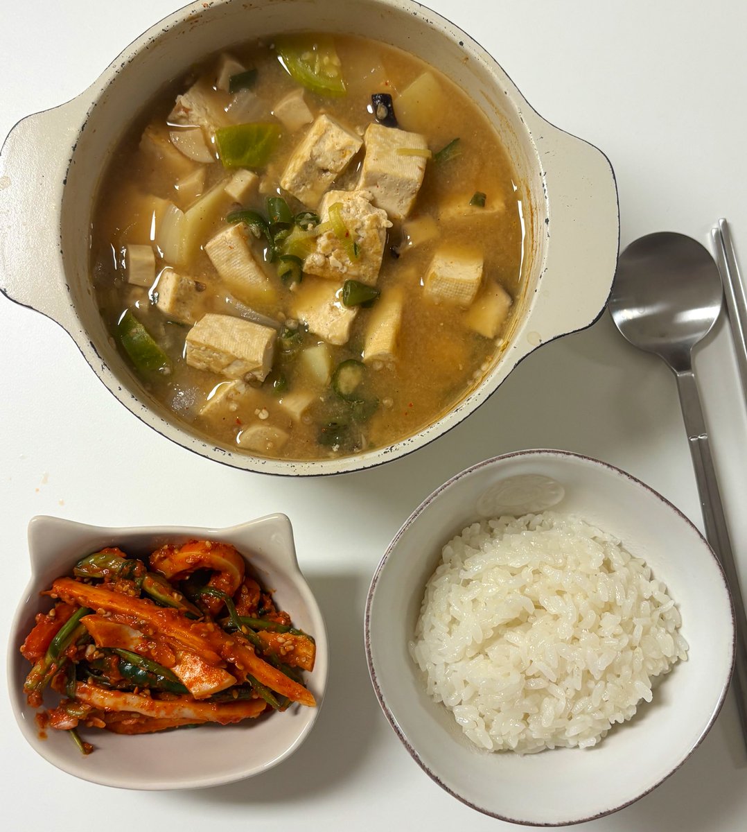 minyong_ii's tweet image. 사실 나는 한식이 주전공임🍚
된장찌개 나보다 시원하게 끓이는사람 나와보라그래(5조5억4천명