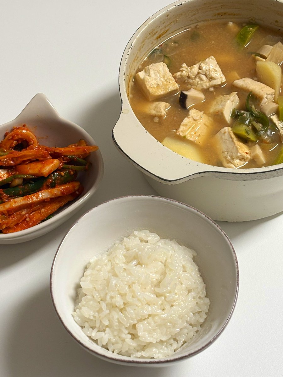 minyong_ii's tweet image. 사실 나는 한식이 주전공임🍚
된장찌개 나보다 시원하게 끓이는사람 나와보라그래(5조5억4천명