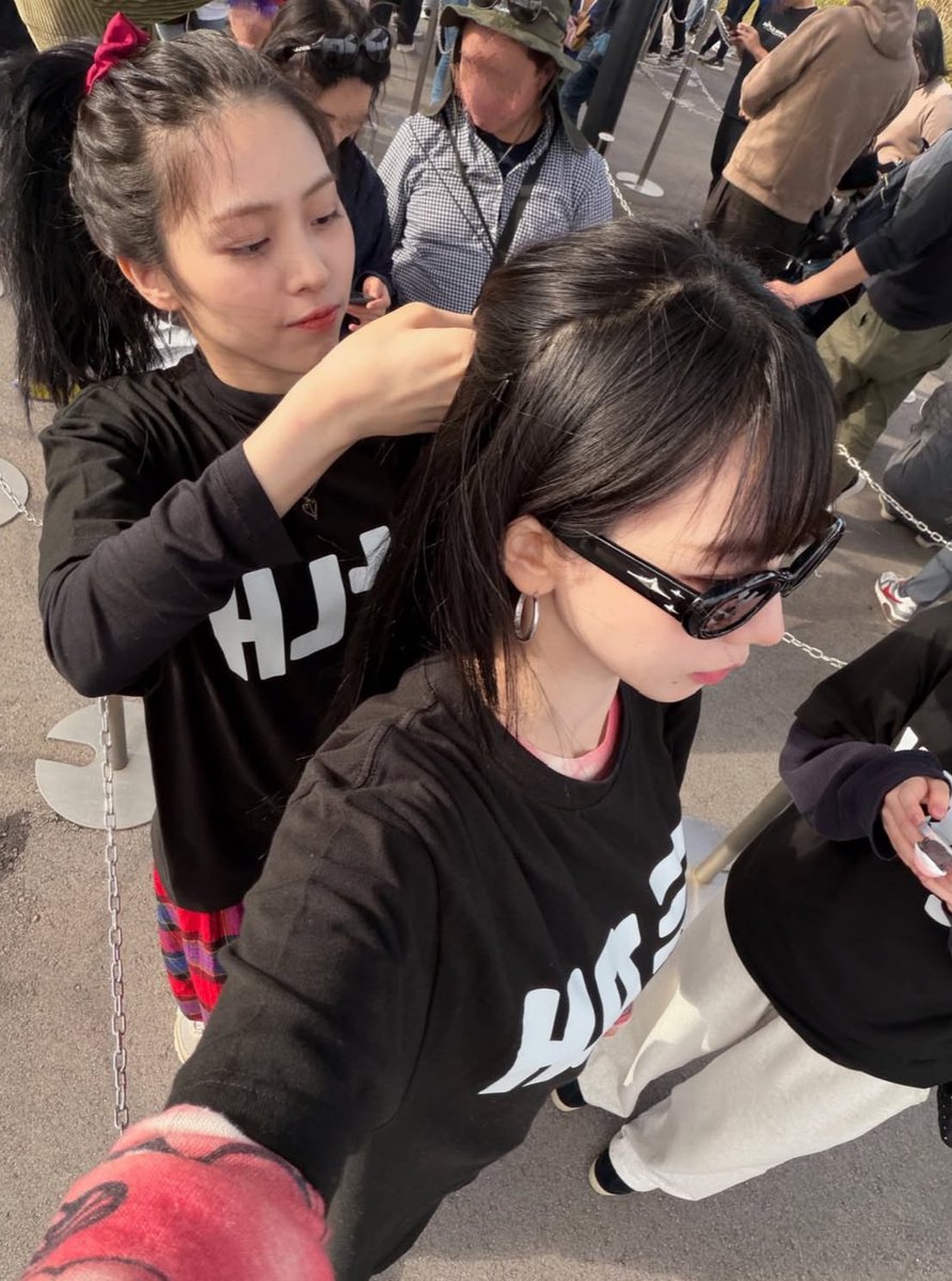 Karina shared adorable photos with RYUJIN and Han SuA from their trip to Okinawa