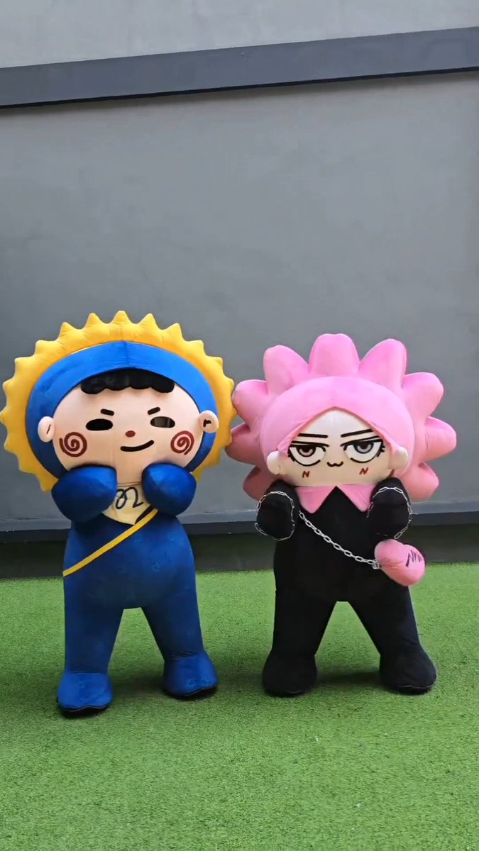 beside_jn's tweet image. เอ็นดูนีออนน่ามากอ่ะ ยืนข้างก้อนบะเริ่มละเหลือตัวจิ๋วนึงเอง🤏🏻