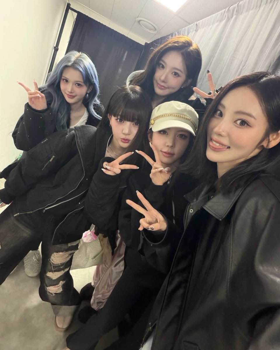 zipARTMS's tweet image. Jinsoul and tripleS 

#진솔 #JINSOUL #아르테미스 #ARTMS