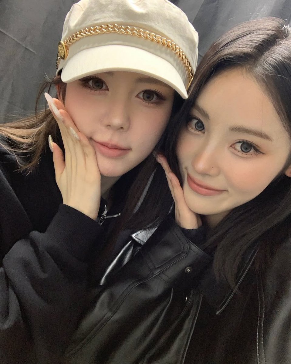 zipARTMS's tweet image. Jinsoul and tripleS 

#진솔 #JINSOUL #아르테미스 #ARTMS