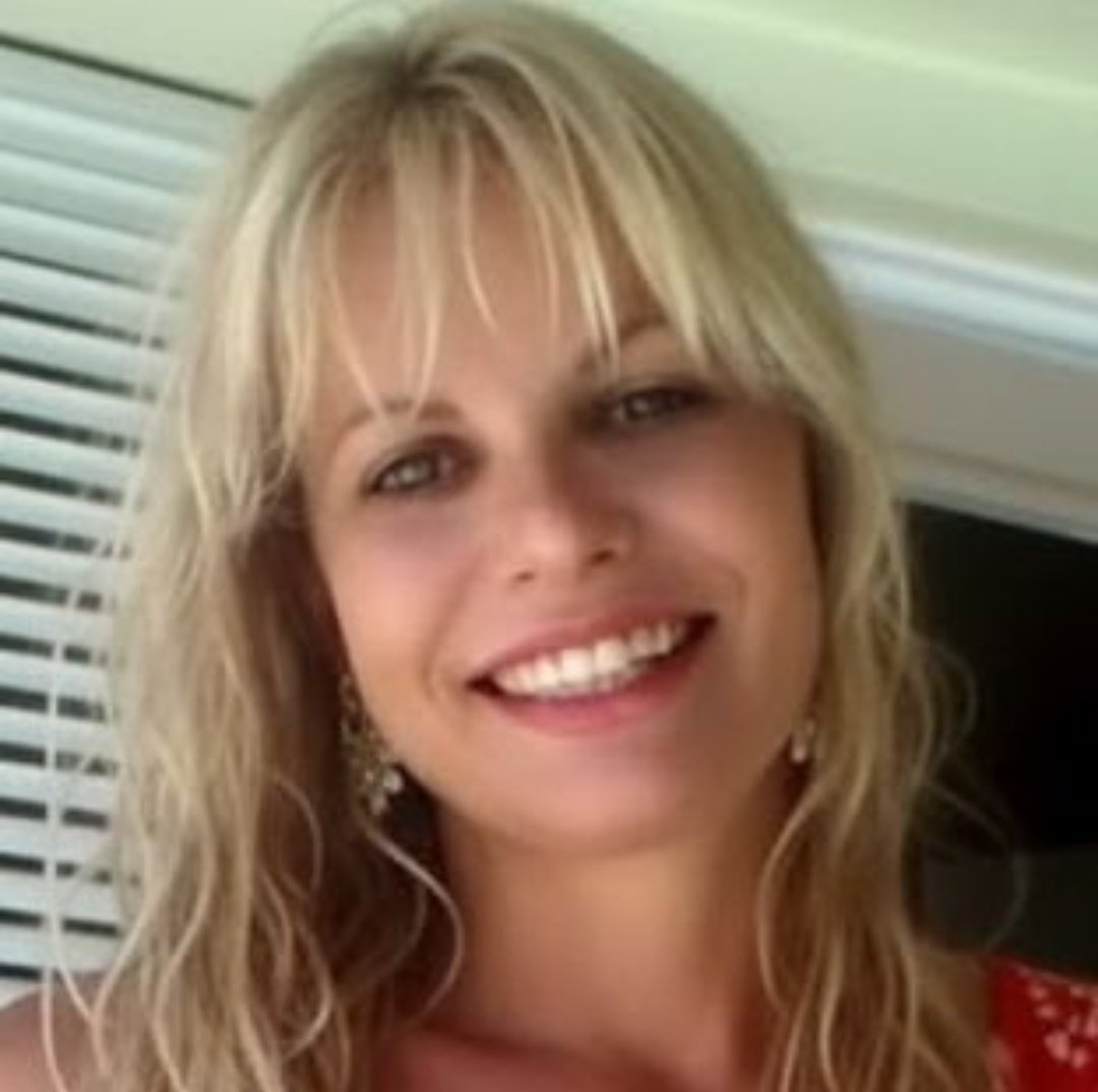 RicardoRoveran's tweet photo. Esta assessora do TRE vem propagando falsas acusações contra Flávio Bolsonaro.

Vamos torná-la famosa.

REPASSEM https://t.co/wngxCJleyn