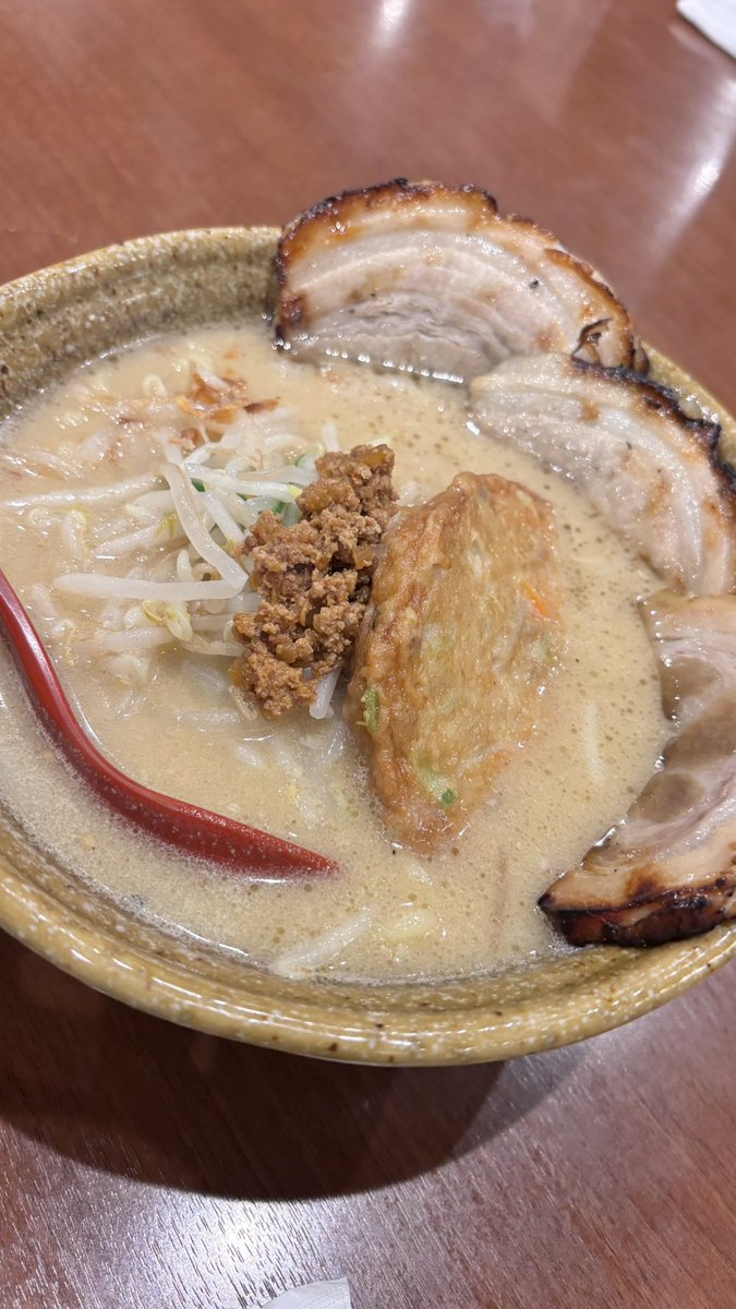 pyaoryan10's tweet photo. 何年ぶりかに食べた味噌ラーメン🍜
ボリュームたっぷりで、お腹ぽんぽこりんになりました。次回は絶対にバターを入れるよ。

#デブまっしぐら https://t.co/Onvg1BSPRP
