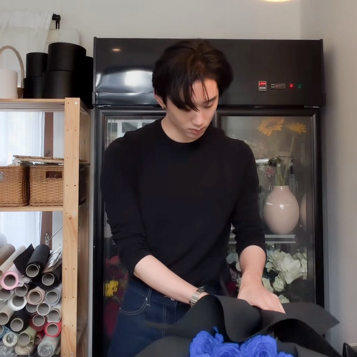 จัดช่อดอกไม้เองก้านก็ตัดเองพันเทปเองกระดาษห่อเองทำทุกอย่างเองคนเดียววาสนาม๋าเด่กแท้น้อ🫵🏻🥹!

( #WilliamEst #Williamjkp #est_rvp )