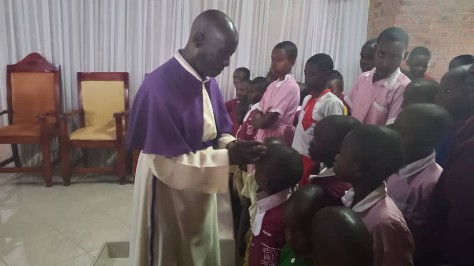 HunterFm38268's tweet photo. #UPDATE || BUSHENYI. Catholics gathered at Kitwe Catholic Church Center in Kitwe Rwentuha Bushenyi for Ash Wednesday Mass, led by Rev. Fr. Niwagira Venensio . The start of Lent, a season of fasting, prayer, and reflection . #Lent2026 #AshWednesday #courtesyphoto #Ngabirano https://t.co/7YtMjoGc0D