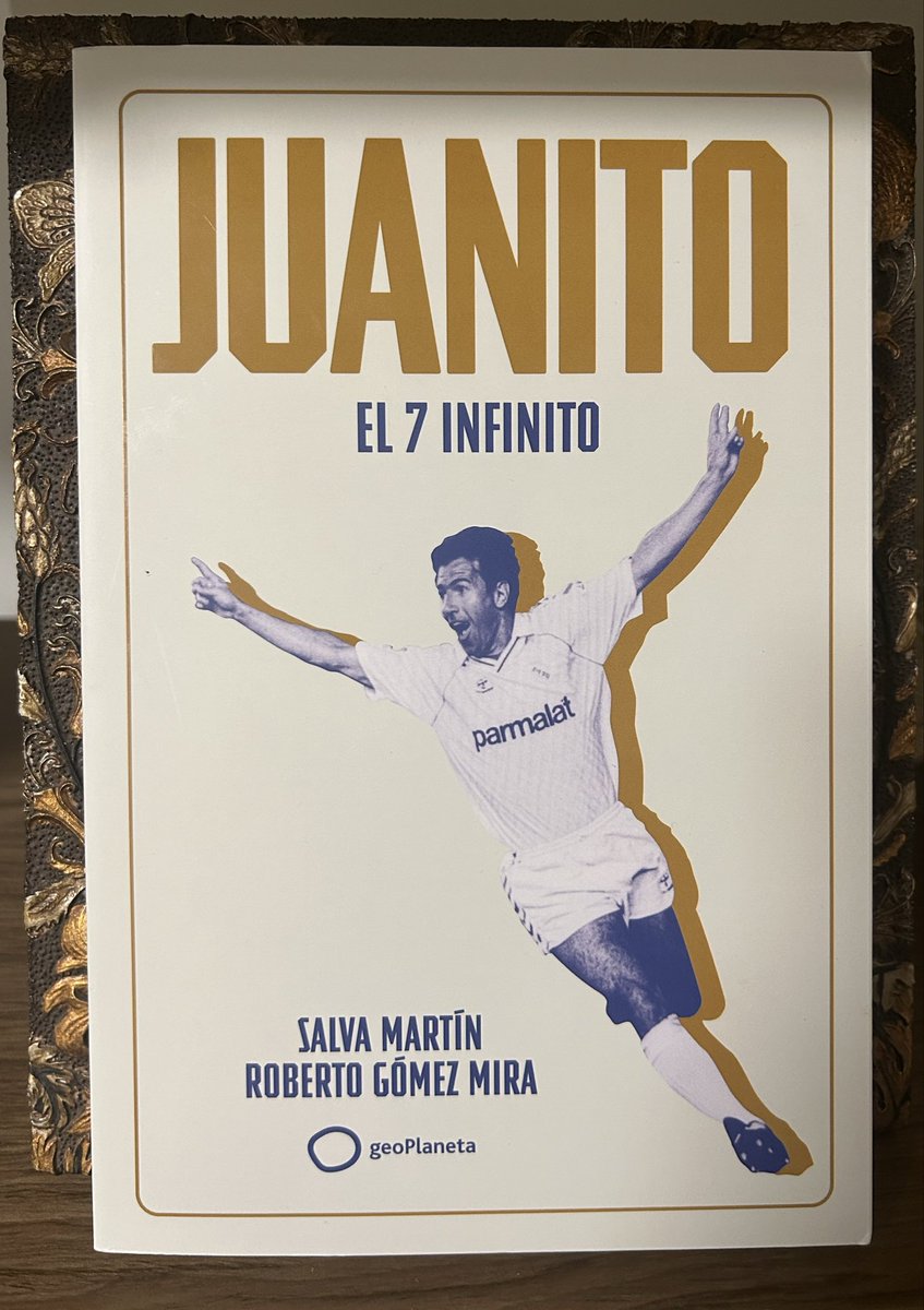 Ayer me regaló Salva Martín el libro sobre la leyenda blanca “JUANITO el 7 infinito”que ha escrito conjuntamente con Roberto uno de los hijos de Juan . En una semana estará a la venta . No te lo puedes perder. Fuimos compañeros y amigos en el Burgos y en el Real Madrid y con