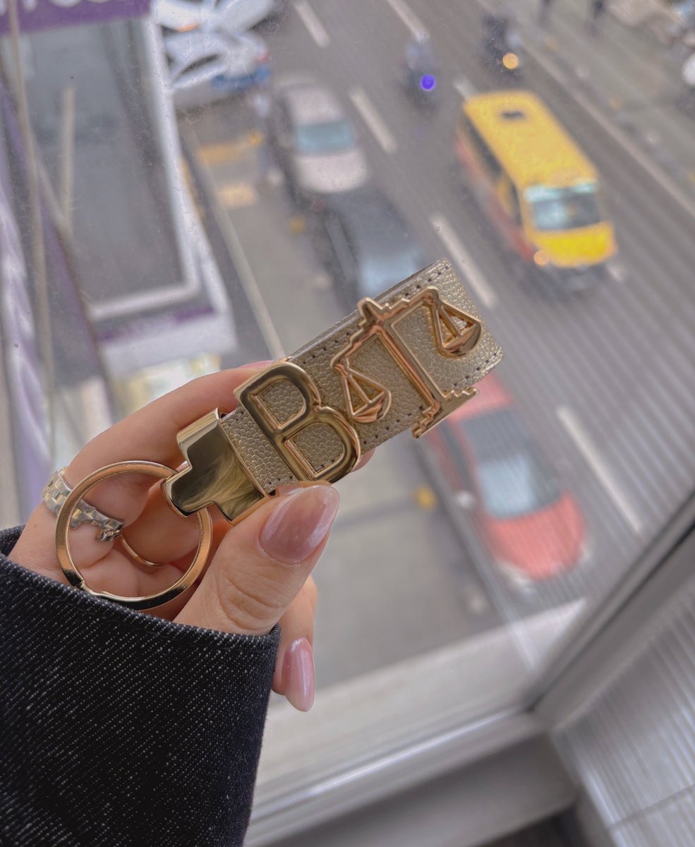 müvekkilin bana yaptırdığı hediyeye bakın güzellik merkezi sahibi ablanın evli galerici sevgilisinin anahtarlığı olmuş bu