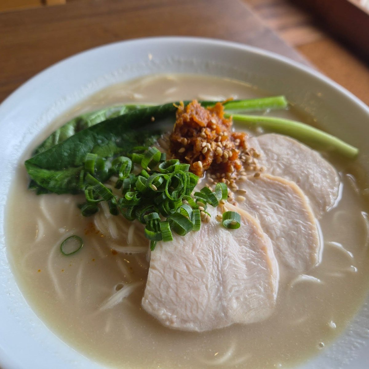cafe_yue's tweet photo. 限定メニュー
『#白石温麺 とXO醤のプラント豚骨風ラーメン』
なんと！豚骨ラーメンの味なのに植物性の物しか使っていないスープです！
ほんとビックリしますよ
鶏ハムとXO醤無しにすれば完全 #ヴィーガンメニュー　です
温麺が豚骨ラーメン感を醸し出してます（笑
20食位で終了予定ですのでお早めに！ https://t.co/PQSxk1rJMU