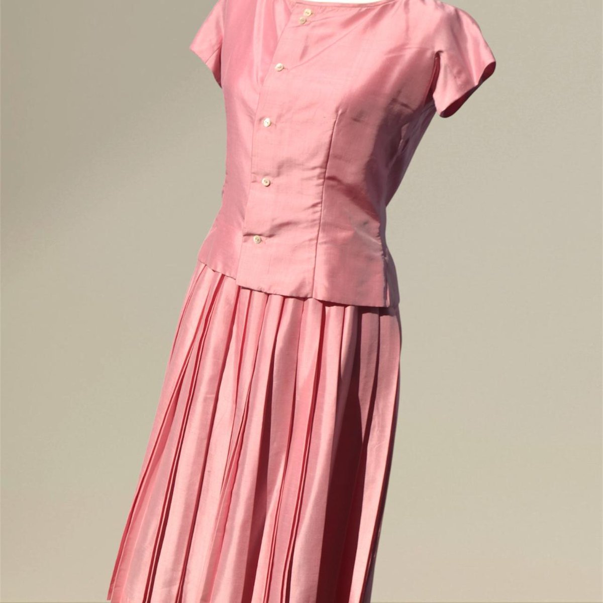 VintageLagoon's tweet photo. We’re taking a short breather 🧘🏻♀️
Vintage Blue Lagoon shops will be back open in 2 days.
Until then, here’s a little peek at some spring vintage we’re loving 👡
Vintage 1950s Pink Taffeta Skirt Suit | Size 8–10 👚
#vintagestyle #springvintage #PrelovedFashion #VintageStyle https://t.co/SEzSGLtcH9