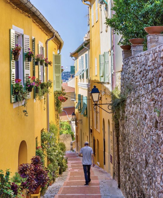 🇫🇷 Magnifique photo de Menton, dans les Alpes-Maritime !
☀️ Très bon mercredi à tous ! 💛

📸 Elodie Gutbrod