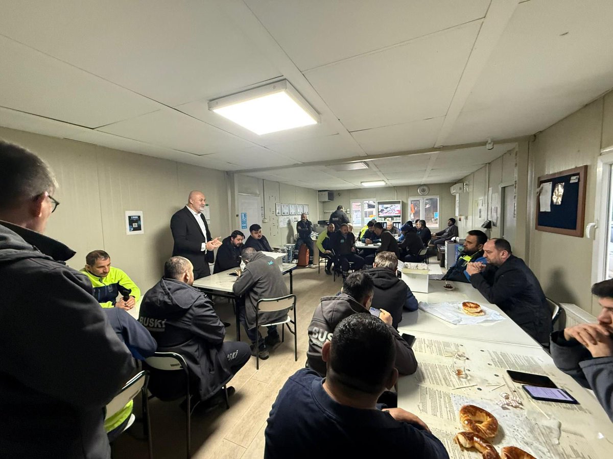 hizmetisbursa2's tweet photo. 📍 BUSKİ Karacabey

Şube Başkanımız Talat BAYHAN, Şube Başkan Yardımcılarımız Ali TETİK, Semih ÖZDEMİR, Mesut ÖZER ve İşyeri Temsilcilerimiz ile birlikte; BUSKİ Karacabey Şantiyesi’nde görev yapan değerli işçi ve emekçi arkadaşlarımızı ziyaret ederek görüş alışverişinde bulunduk.

Emekleri ve katkıları için tüm çalışan emekçi arkadaşlarımıza teşekkür eder, kazası belasız, sağlıklı ve huzurlu çalışmalar dileriz.