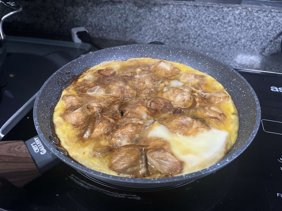 Since I cook my meals a lot often, Id want you guys to be part of the process! So starting today Ill be doing a “What’s my lunch” post hehehe

This is day 1 of “What’s my lunch”
✨oyakodon✨