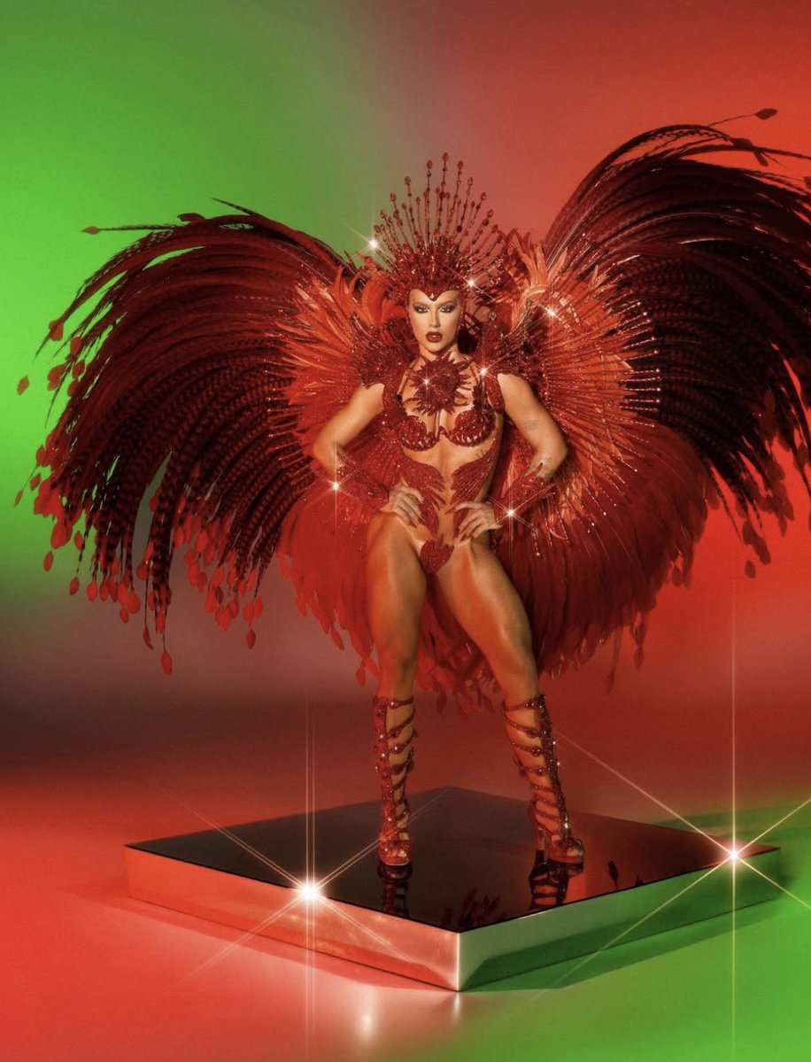 A fantasia fica dos dois jeitos, querem a todo custo tirar o brilho dela, mas ela foi sensacional, o primeiro desfile dela 👏🏻