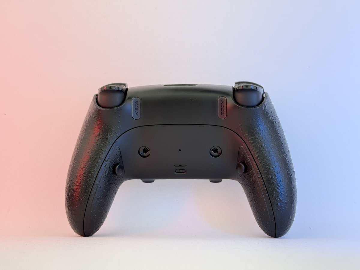 Custom Edge Controller heading out to <a href="/JrMeltze/">Solo</a> 

• TMR Sticks
• Scuf Thumbstick Caps
• Meta Triggers/Bumpers
• 2 Meta Back Buttons
• Meta Touchpad
• Rumbles Removed
• Clear Front Shell/Touchpad
• Splatter Grip Rear Shell