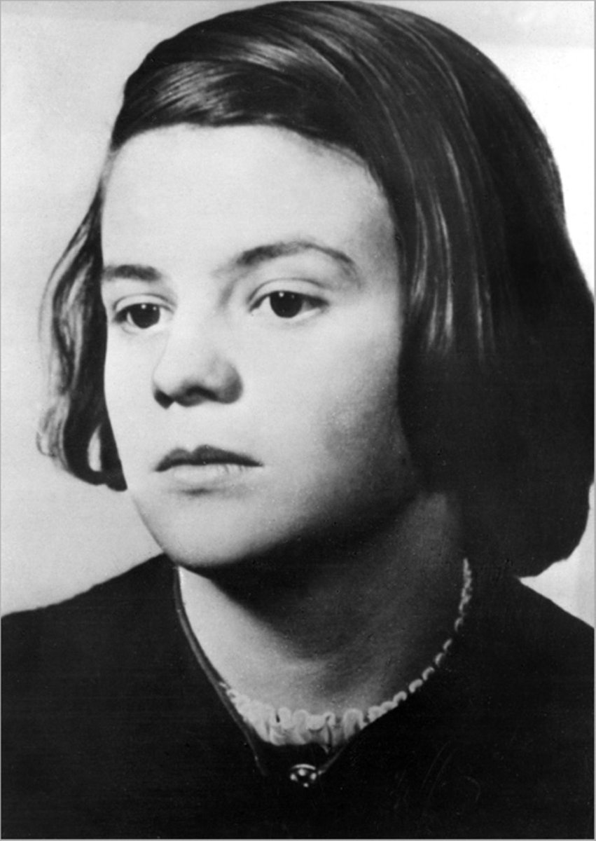18.Februar 1943
Die Geschwister Hans &amp; Sophie Scholl (Weiße Rose), werden beim Verteilen von Flugblättern an der Münchner Universität beobachtet und verhaftet.
Am 22.02. werden sie hingerichtet.
KEIN VERGESSEN! FCKNZS!
#Wochenteiler #Aschermittwoch
#Verfassungsschutz #Hitlergruß