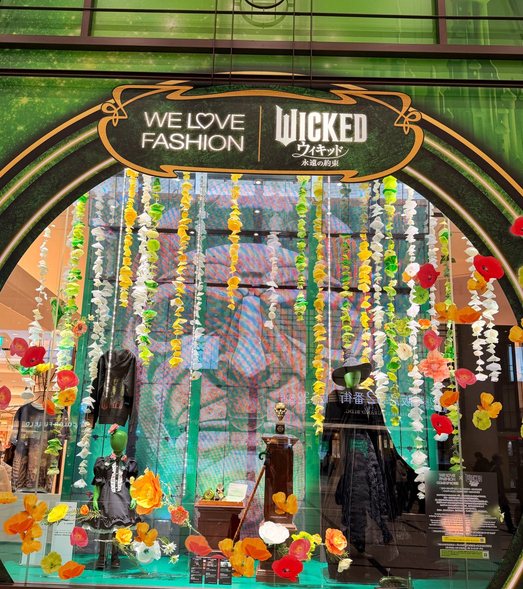 今日から阪急梅田のコンコースウィンドウで見られるWICKEDコラボ🩷💚
エスカレーター上がった先がWICKED WORLDでテンションあがりまくり
前回に引き続き、こんな素敵な企画してくれてありがたすぎる🥹
用事があって急いでたから次はゆっくり見たいな

ますます公開日が楽しみになってきた♪
