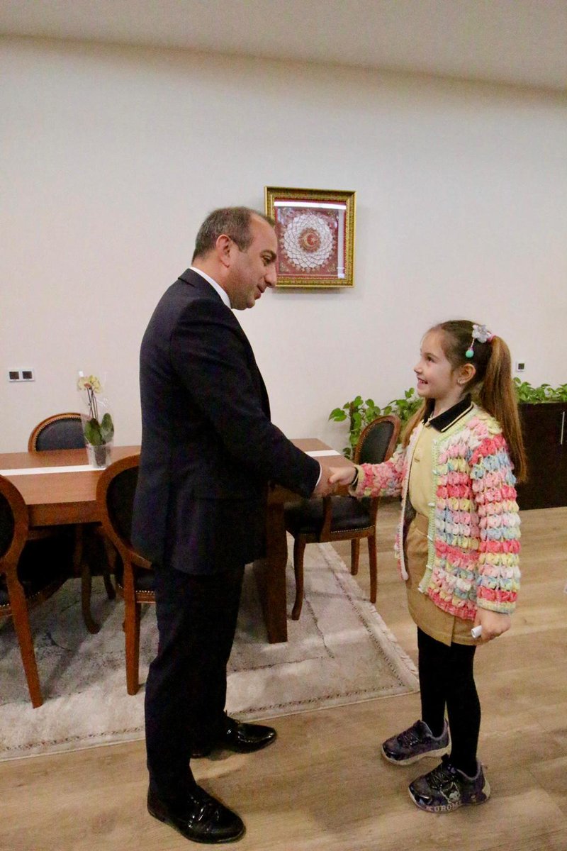 Cumhuriyet İlkokulu 2/A sınıfı öğrencilerimiz Okul Müdürü Cafer KARA ve Sınıf Öğretmenleri Fikriye ÖZKAYA ile birlikte Kaymakamımız Sayın Ali ERDOĞAN’ı makamında ziyaret etti, kamu yönetimi hakkında merak ettikleri konuları sordular.