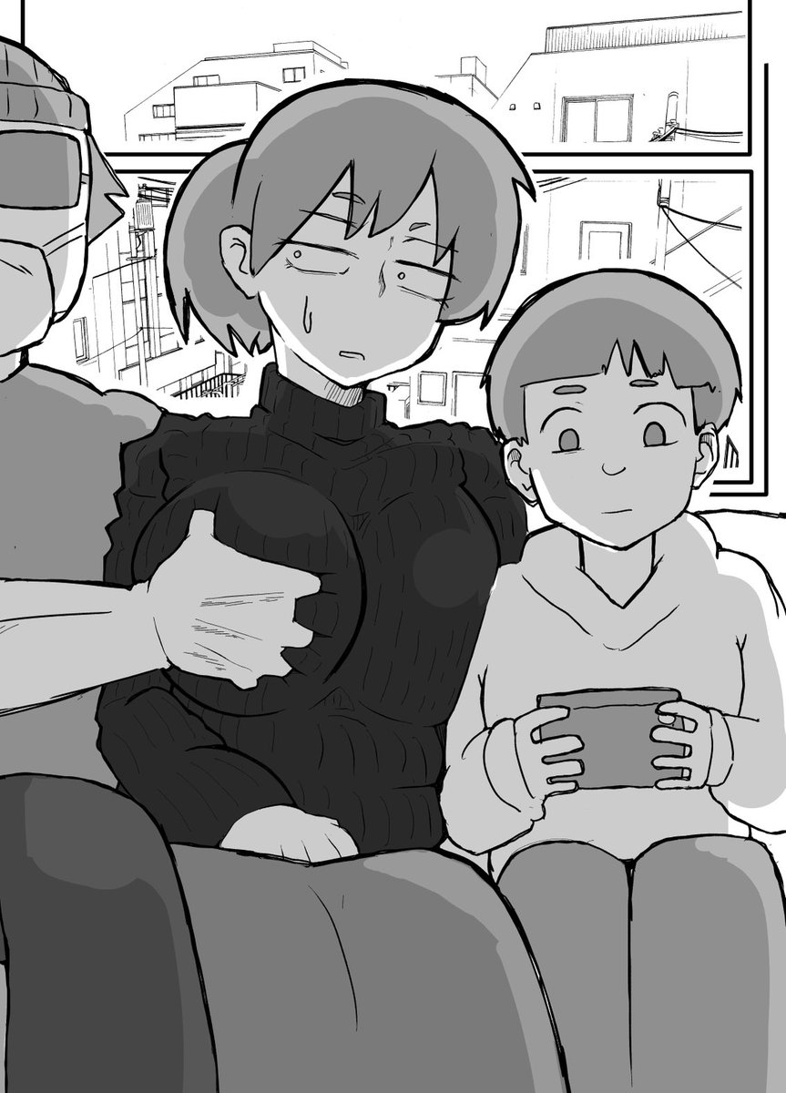 電車の中で息子の隣なのに痴漢されるお母さん。 