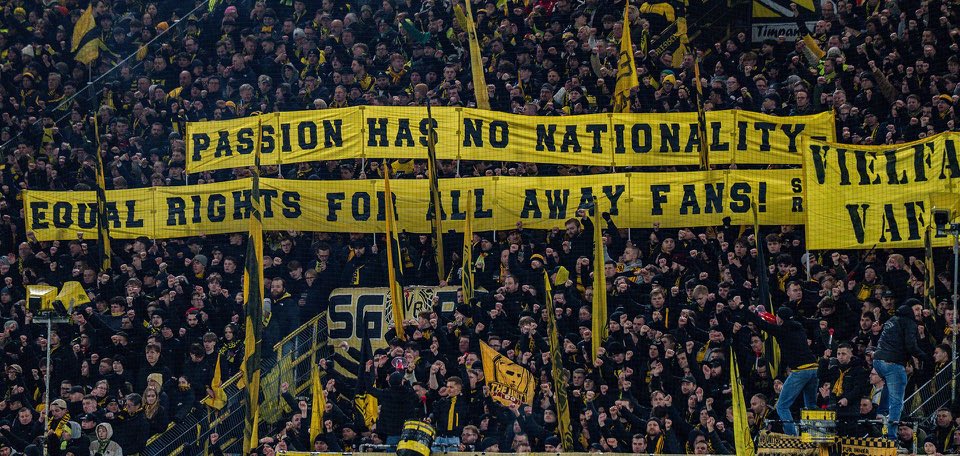 "Tutku milliyet tanımaz. 
Tüm deplasman taraftarları için eşit haklar!"

BVB tribünleri, Atalanta kulübünün güvenlik gerekçesi ile Alman olmayan BVB taraftarlarına İtalya’daki maçta bilet satmama kararını protesto ediyor..