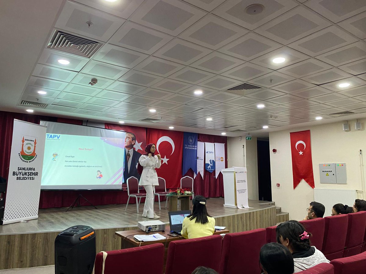 sanliurfabld's tweet photo. Şanlıurfa Büyükşehir Belediyesi Sağlık İşleri Daire Başkanlığımız, Harran Üniversitesi Hacer Ana Kız Öğrenci Yurdu’nda kalan öğrencilerimizle bir araya geldi.

Gerçekleştirilen eğitim seminerinde; gençlerimizin beden ve ruh sağlığının korunması, olumsuz durumlara karşı farkındalık kazanmaları, saygı ve güven temelli sağlıklı ilişkilerin önemi ile şiddet türlerine karşı başvurabilecekleri koruyucu ve önleyici mekanizmalar hakkında detaylı bilgilendirme yapıldı.

Uzman personelimiz, katılımcıların sorularını titizlikle yanıtlayarak gençlerimizin bilinçli, güçlü ve donanımlı bireyler olarak hayata hazırlanmalarına katkı sağladı.

Şanlıurfa Büyükşehir Belediyesi olarak; gençlerimizin sağlığını, mahremiyetini ve huzurunu korumaya yönelik danışmanlık ve eğitim çalışmalarımıza aralıksız devam ediyoruz.