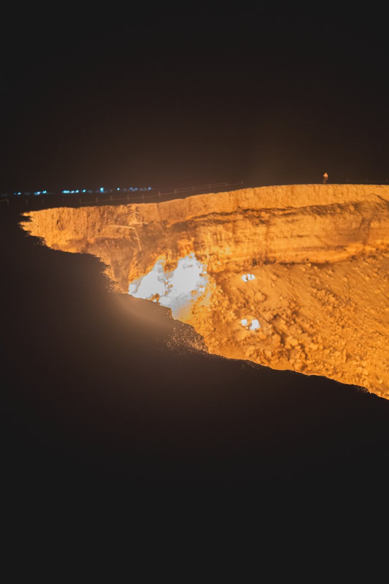 トルクメニスタン 🇹🇲の地獄の門とも呼ばれる巨大なガスクレーター