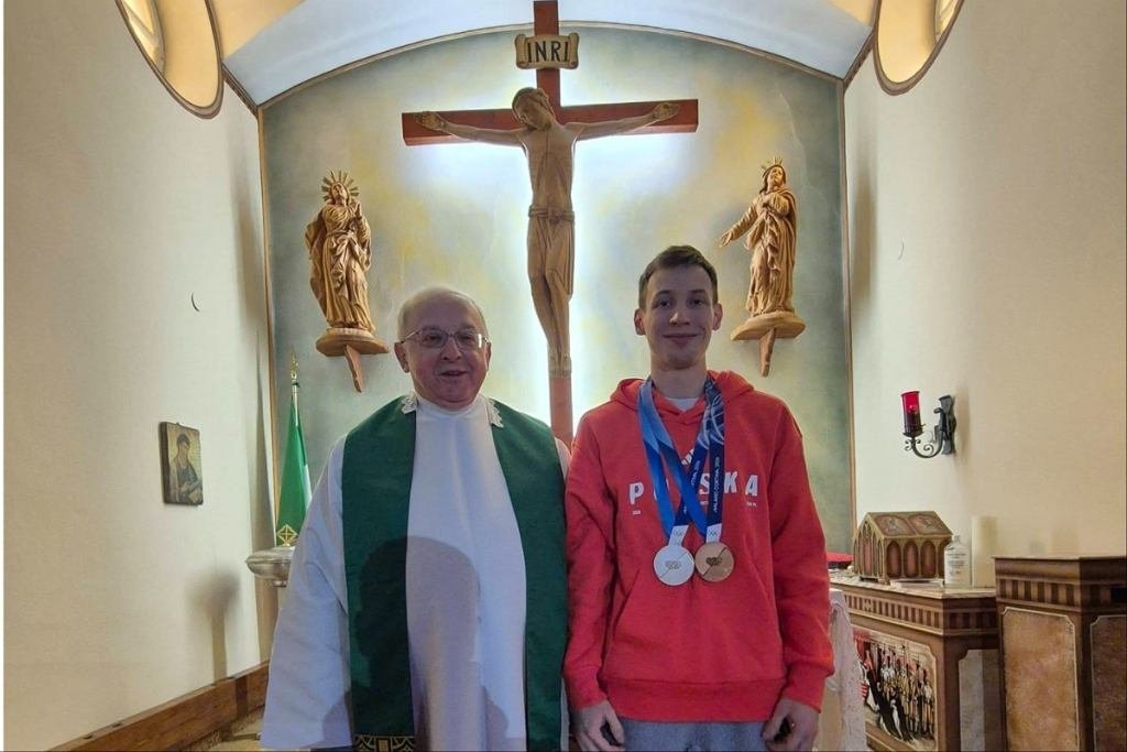 W czasach, gdy wiadome środowiska drwią z wiary i tradycyjnych wartości, nasz mistrz olimpijski Kacper Tomasiak idzie pod prąd temu zgniłemu, nowoczesnemu światu.

Przed zdobyciem trzeciego medalu olimpijskiego wziął udział w mszy dziękczynnej. 19-letni sportowiec pokazuje, że