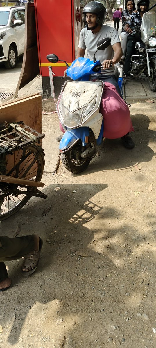 deepstheking1's tweet photo. @MumbaiPolice this is opposite Orlem Church, Malad West, Mumbai 400064

This is an absolute menace and a big danger to everyone especially senior citizens 

How can motorcycles be allowed on the footpath?! https://t.co/zfZpAkMtFY