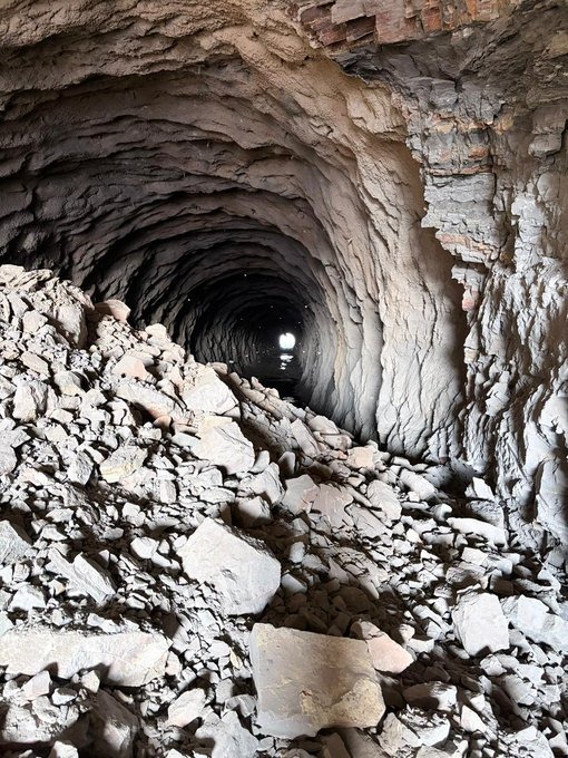 MetroRailNewsHQ's tweet photo. The Guntur-Guntakal Doubling Project witnesses a successful breakthrough of the 320-metre-long Gazulapalli-Chelama tunnel.
#GunturGuntakal #DoublingProject #RailwayExpansion #InfrastructureDevelopment #GazulapalliChelama #IndiaRailways https://t.co/AyshZ7O22Z